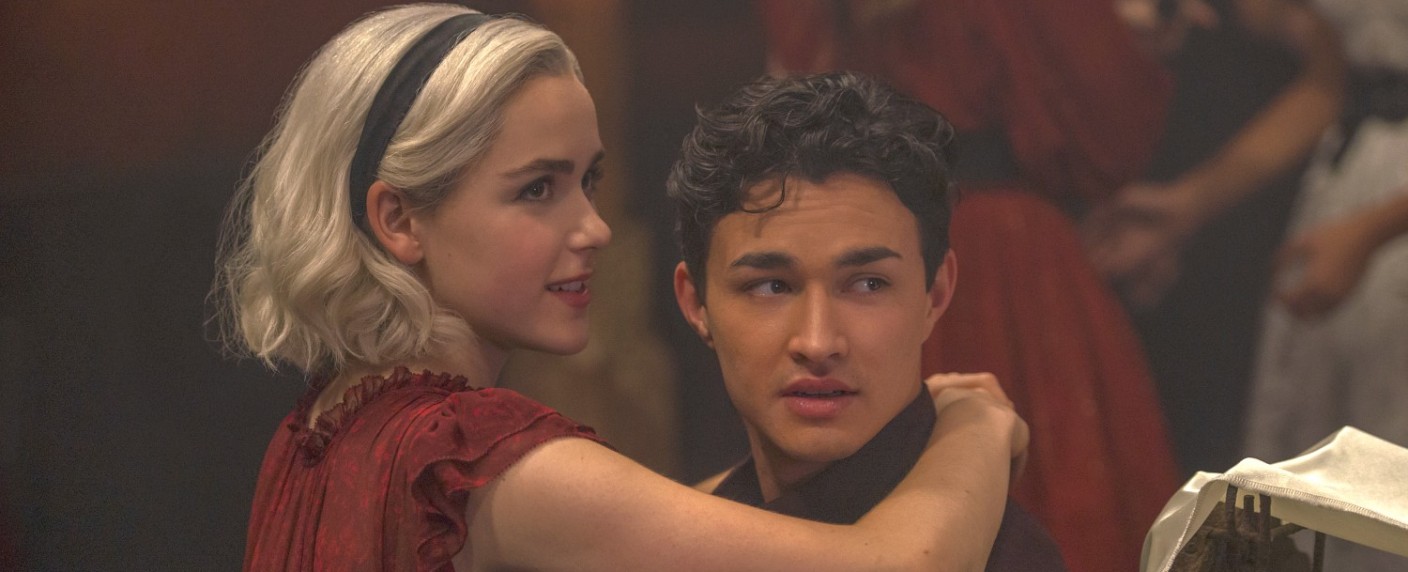 Netflix: Neue Videos zu „Chilling Adventures of Sabrina“ und „October Faction“ – Zwei Comic-Adaptionen mit neuen Folgen Ende Januar – Bild: Diyah Pera/​Netflix
