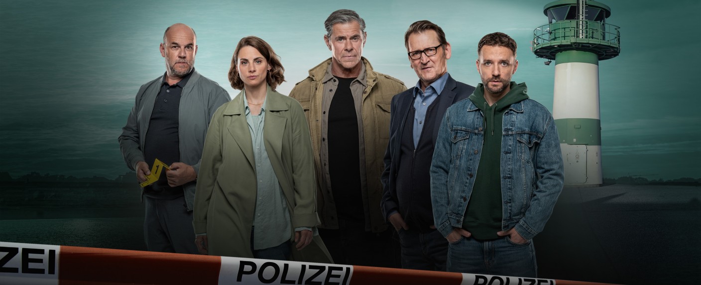 „Morden im Norden“: An diesem Tag ist der ARD-Krimi mit neuen Fällen zurück – Besonderes Special zum Jahreswechsel angekündigt – Bild: ARD/​Thorsten Jander/​Montage Milc