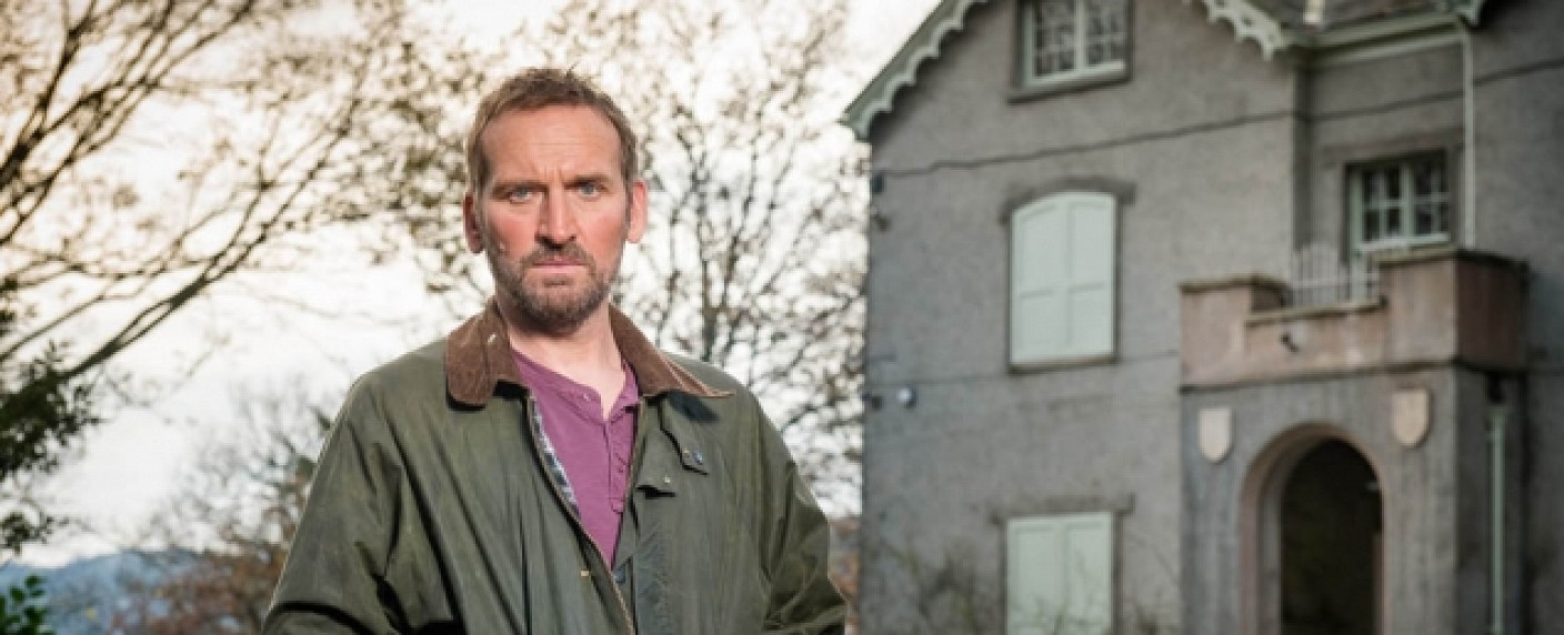 ZDFneo zeigt „Safe House“ im Februar – Britische Krimiserie mit Christopher Eccleston – Bild: Eleventh Hour Films /​ ITV