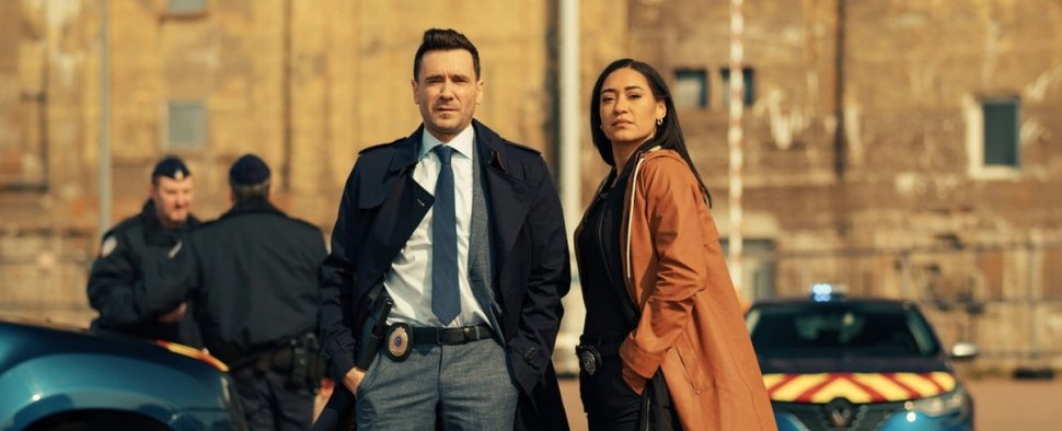 „Saint-Pierre“: Donny ‚Fitz‘ Fitzpatrick (Allan Hawco; l.) und Geneviève ‚Arch‘ Archambaul (Joséphine Jobert) – Bild: Derm Carberry/CBC