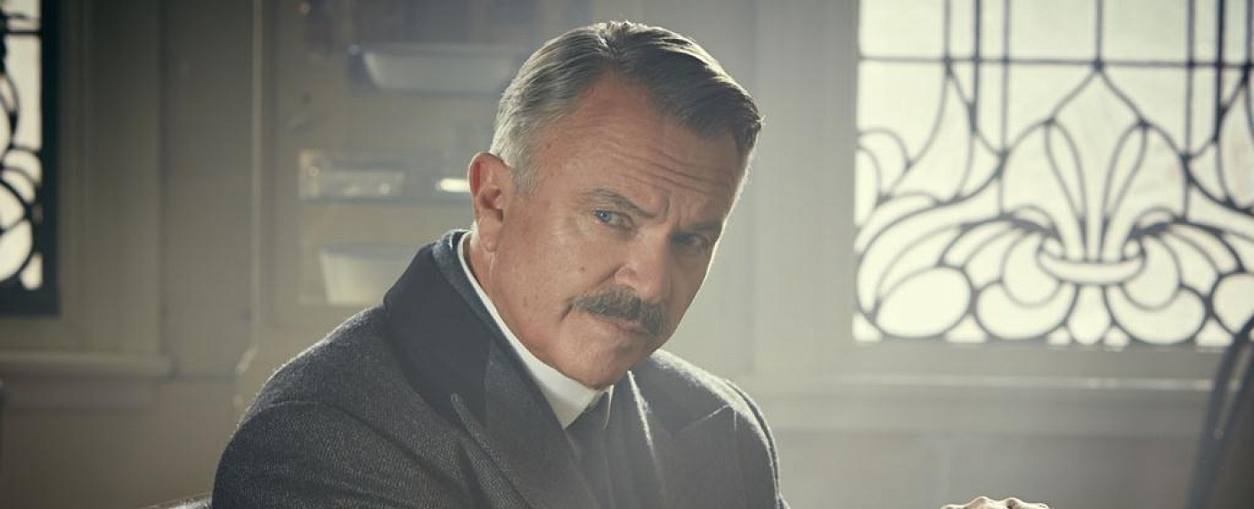 Sam Neill („Jurassic Park“) führt australisches Gerichtsdrama „The Twelve“ an – Adaption des belgischen Dramas „Die zwölf Geschworenen“ – Bild: BBC