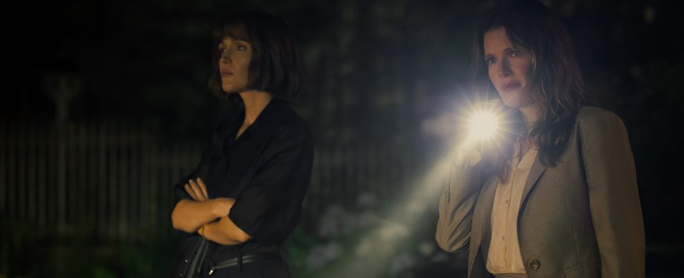 Samantha (Rose Byrne, l.) und Charlie Quinn (Meghann Fahy) schleppen viel Ballast aus der Vergangenheit mit sich herum. – Bild: Peacock