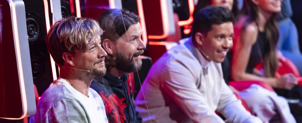 Samu Haber (l.) und Team-Mitglied Rea Garvey, in der aktuellen „The Voice of Germany“-Staffel durch Plexiglas getrennt – Bild: ProSieben/Richard Hübner