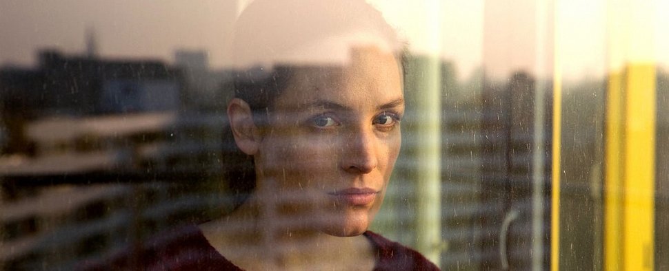 Katharina Lorenz als „Sara Stein“ – Bild: ARD Degeto/Frederic Batier