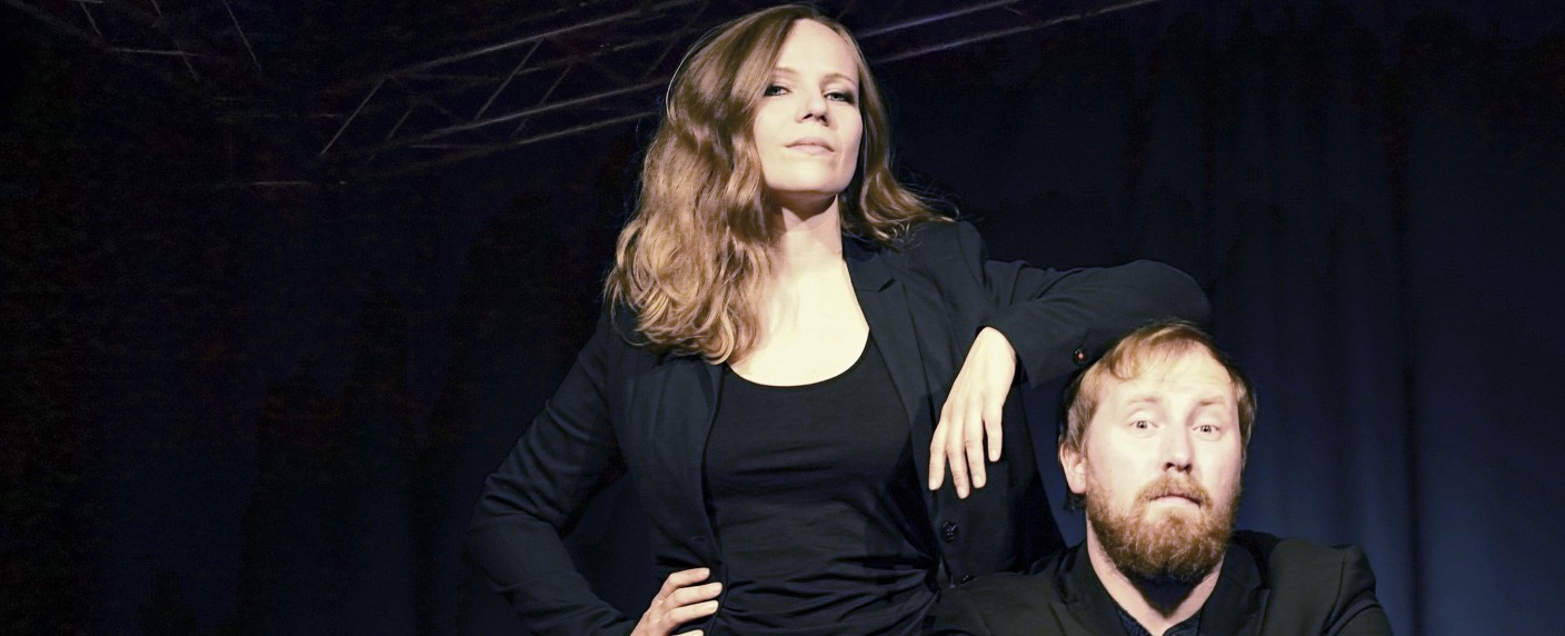 Sarah Bosetti erhält neue Comedy im MDR, Luise Kinseher im BR – Comedy-Frauenpower in „Bosetti die Erste“ und „dreizueins“ – Bild: MDR/​Lars Büchel