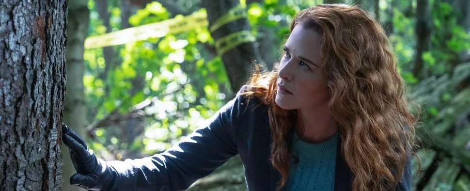 Sarah Drew als Emily Lane in „Mistletoe Murders“ – Bild: Hallmark+