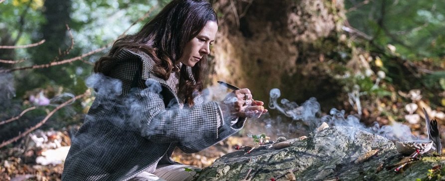 „Sanctuary: A Witch’s Tale“: Trailer und Starttermin für modernen Hexenkrimi – In England wird die Tochter einer Hexe für einen magischen Mord verantwortlich gemacht – Bild: Szymon Laszewski/​AMC