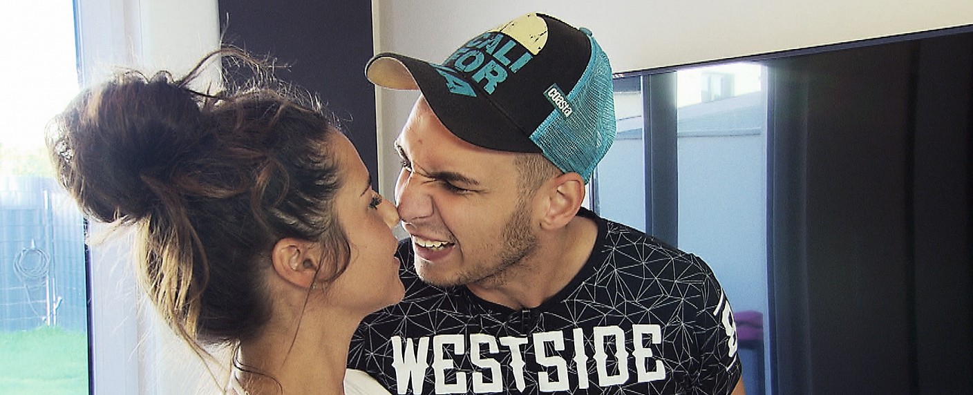 Sarah und Pietro reisen bei RTL II im Wohnmobil durch Italien – Neue Doku-Soap mit dem „DSDS“-Pärchen im Januar – Bild: RTL II