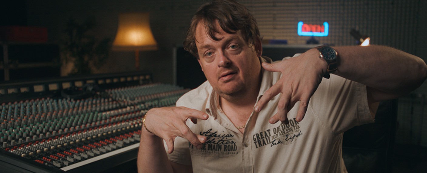 [UPDATE] Nach „Die Discounter“: Trailer und Termin für neue Amazon-Comedy „Gerry Star“ – Mockumentary begleitet den „schlechtesten besten Produzenten aller Zeiten“ – Bild: Prime Video