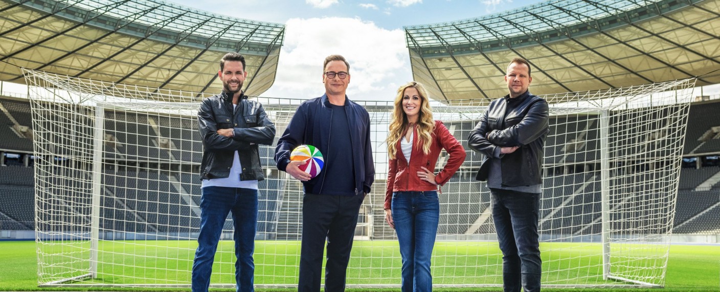 Quoten: Sat.1 dominiert mit Bundesliga-Auftakt, „XY gelöst“ kommt gut aus dem Startblock – „Chart Show“ hält sich recht schadlos, „Magnum P.I.“ erneut ganz schwach – Bild: Sat.1/​Claudius Pflug