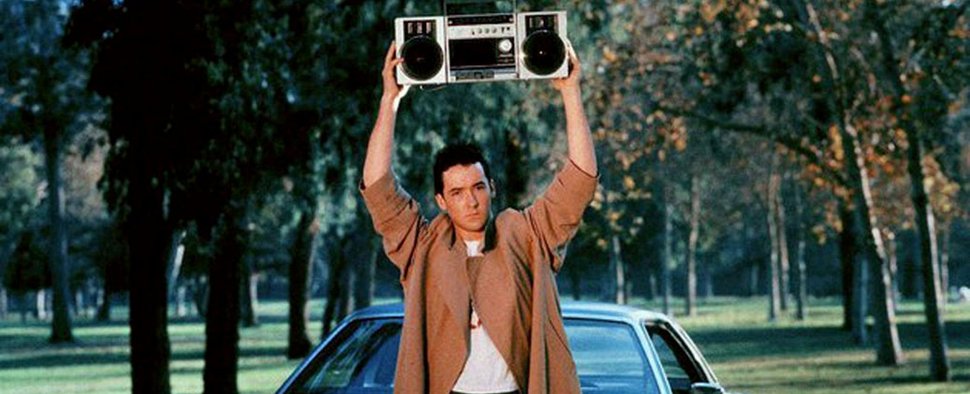 Kultfoto aus „Teen Lover“: Lloyd (John Cusack) mit seiner großen romantischen Geste – Bild: 20th Century Fox