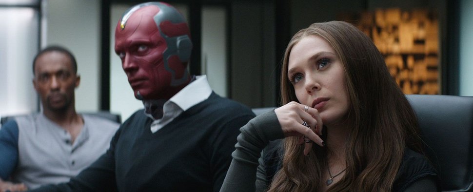 Scarlet Witch (Elizabeth Olsen, r.) mit Vision (Paul Bettany, M.) und Falcon (Anthony Mackie) in „Captain America: Civil War“ – Bild: Marvel Studios
