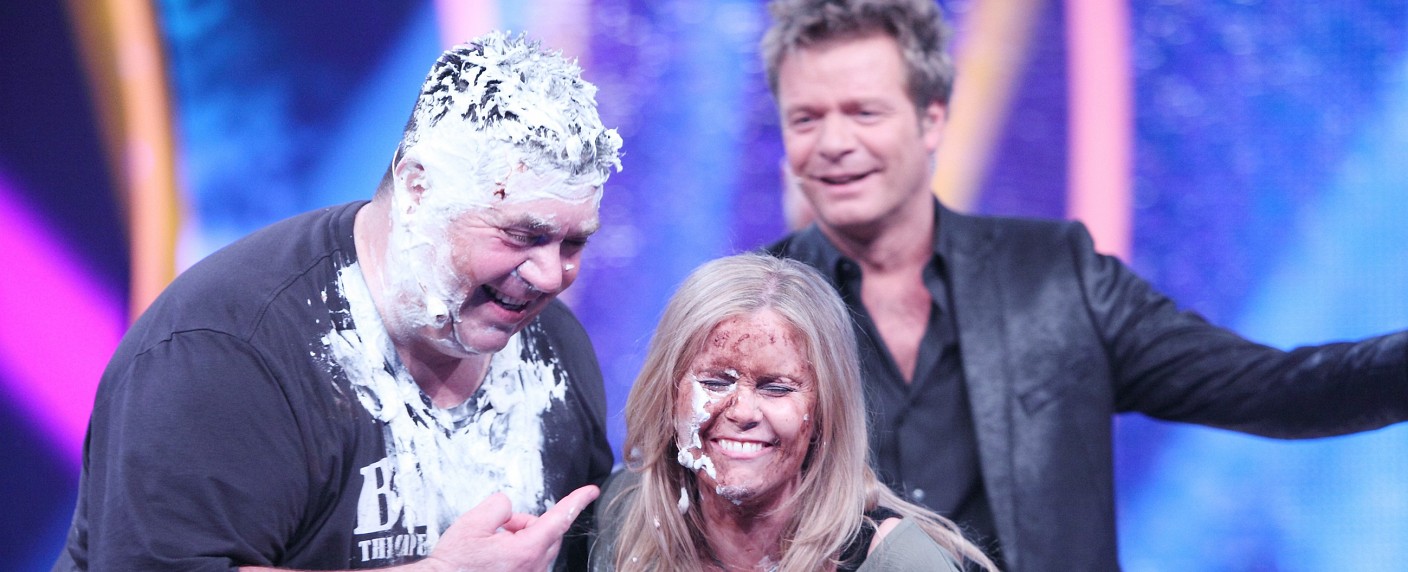 Schau mir in die Augen: Promis unter Hypnose – und das Niveau sinkt tiefer und tiefer! – Review – RTL-Hypnoseshow ist Fernsehen zum Abgewöhnen – von Glenn Riedmeier – Bild: RTL/​Frank W. Hempel