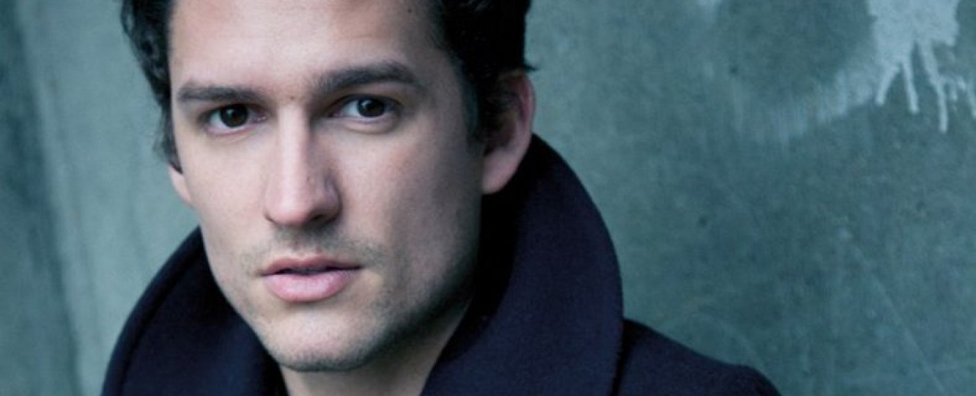 Ben Aldridge übernimmt die Hauptrolle in Comedypilot „Detour“ – Brite schlüpft in die Rolle des „Wheezer“-Frontmanns am College – Bild: Publicity Foto/​IMDB