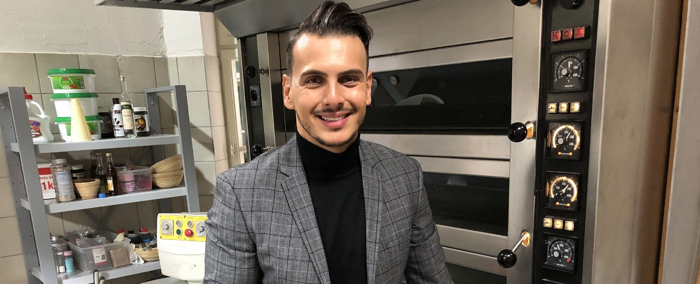 „Unter uns“ muss sich von Cronis Karakassidis verabschieden – Bäcker Niko verlässt die Schillerstraße – Bild: TVNOW /​ Daniela Klier