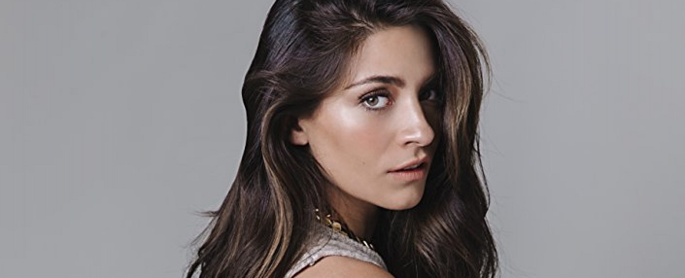 „Der Denver-Clan“: Ana Brenda Contreras übernimmt in Staffel zwei überraschende Rolle – Soap-Neuauflage greift tief in die Klischee-Kiste – Bild: Ana Brenda Contreras/​IMDB