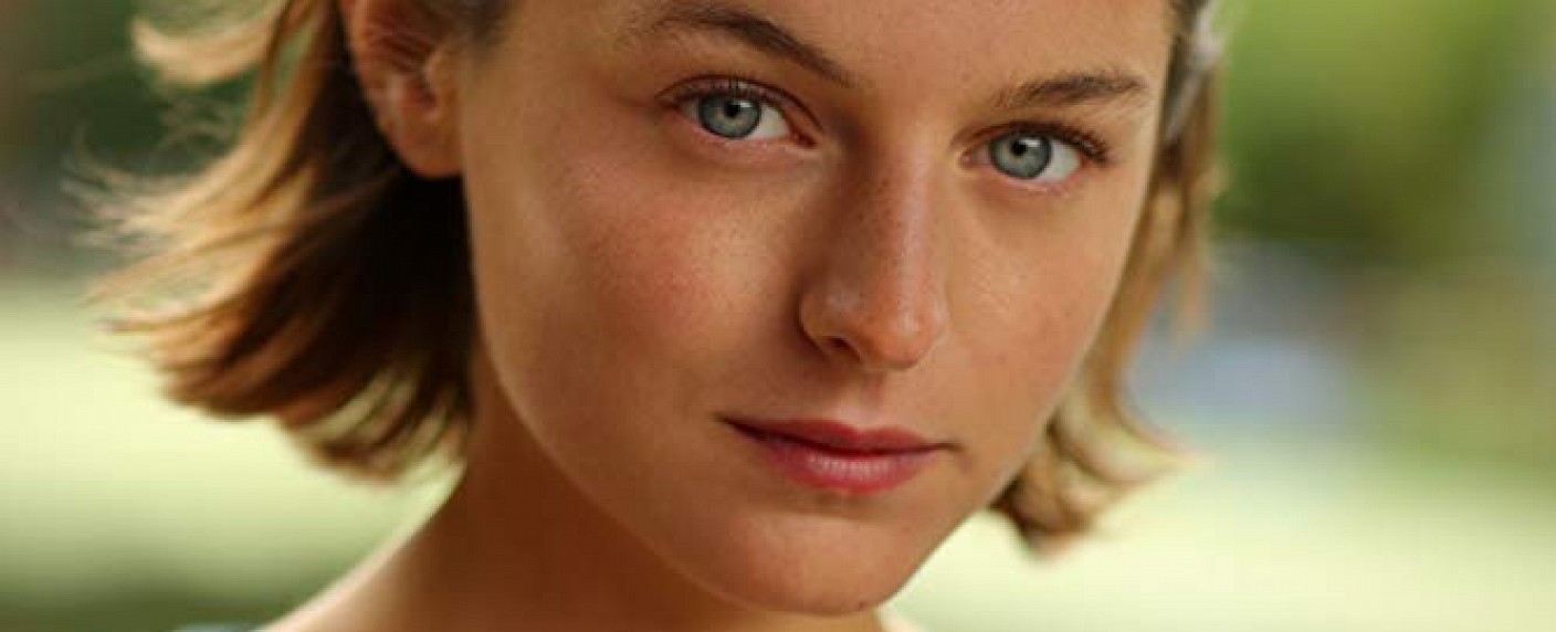 „The Crown“ findet seine Lady Di – Newcomerin Emma Corrin verstärkt die vierte Staffel – Bild: IMDB/​Faye Thomas