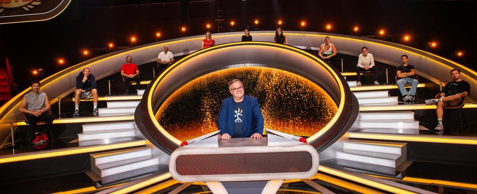 Moderator Elton mit den Kandidaten der ersten Show – Bild: RTL/Steffen Z Wolff