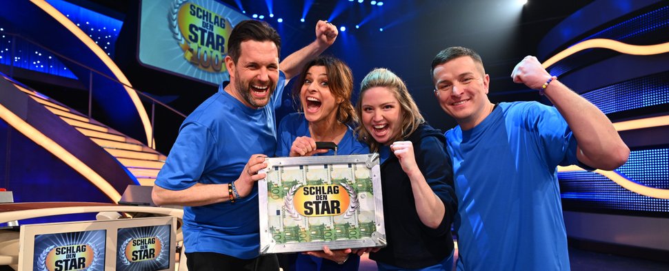 Team Sat.1 gewann die 100. Ausgabe von „Schlag den Star“: (v. l.) Matthias Killing, Marlene Lufen, Caroline Frier und Aaron Troschke – Bild: Joyn/Willi Weber