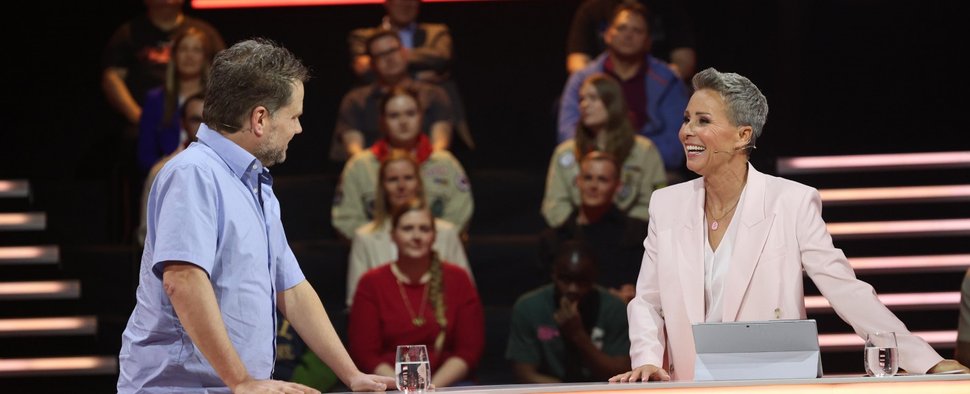 „Schlauer als Alle“: Sonja Zietlow und Kandidat Alexander – Bild: RTL/Ralf Juergens