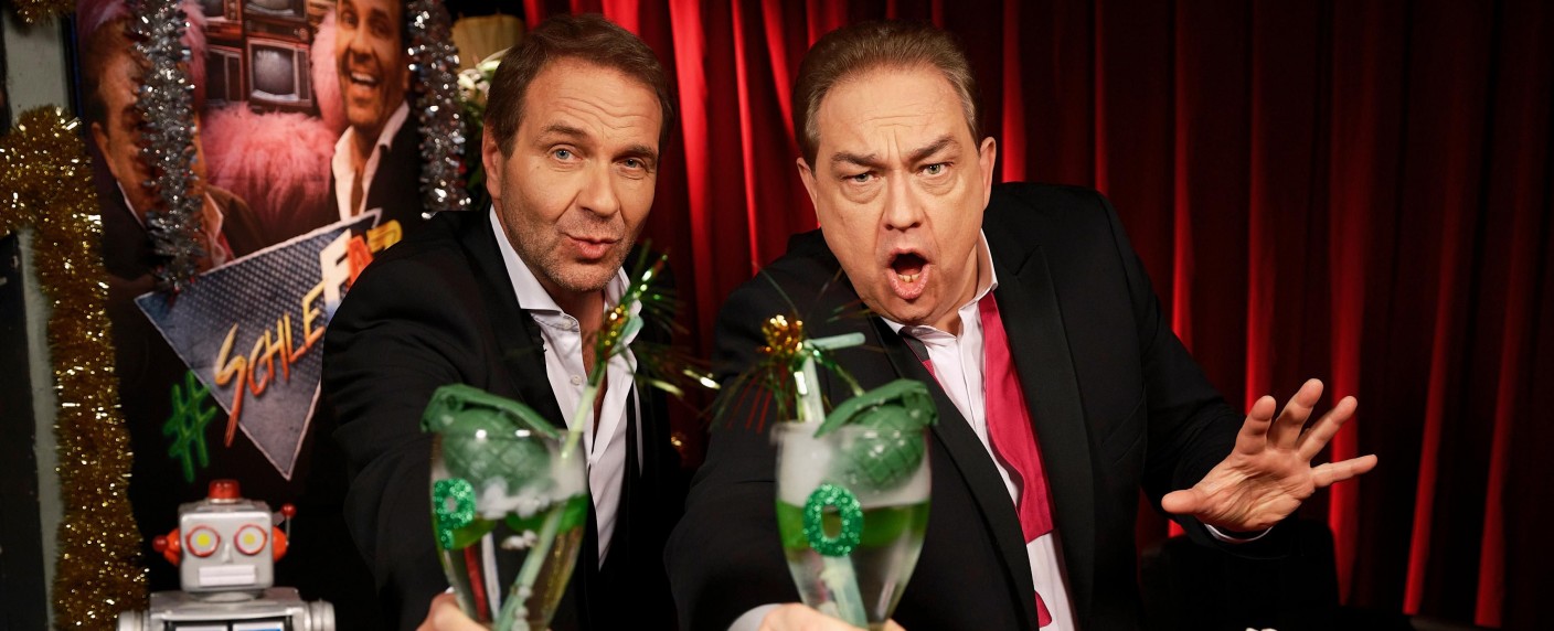 „SchleFaZ“-Einstand bei Nitro: Kalkofe und Rütten sezieren „S.O.S. Barracuda“ und mehr – Neonfarbener Fitnessstudio-Killer und mies kostümierte Riesenaffen in neuer Staffel – Bild: RTL/​Philipp Rathmer