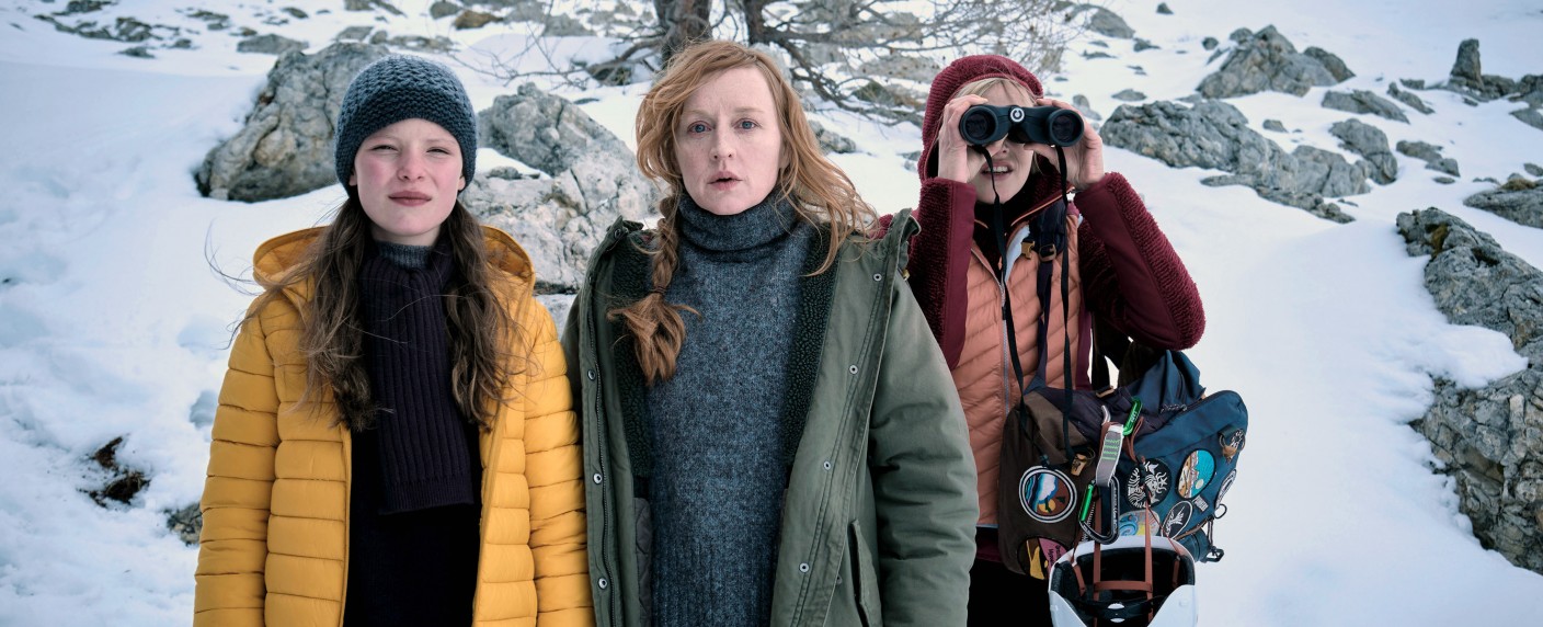 „Schnee“: Deutsch-österreichischer Mystery-Thriller feiert TV-Premiere – Brigitte Hobmeier, Robert Stadlober und Maria Hofstätter in den Hauptrollen – Bild: X-Filme Produktion/​Oliver Opitz