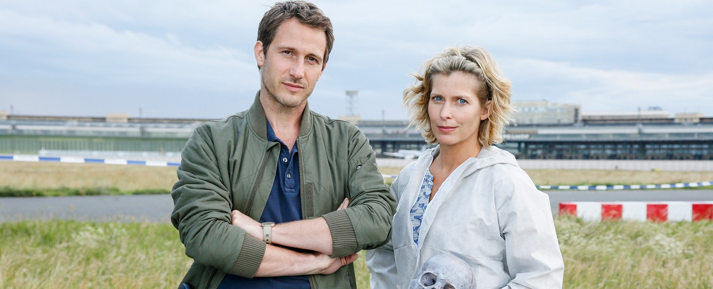 „Schnitt für Schnitt“: ZDF dreht neue Vorabend-Krimiserie mit Valerie Niehaus und David Rott – Ungelöste Kriminalfälle werden neu aufgerollt – Bild: ZDF/​Richard Hübner