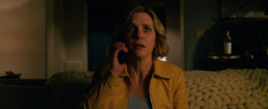 „Pluribus – Glück ist ansteckend“: Carol gegen die Shiny Happy People – Review – Die grandiose neue Serie von „Breaking Bad“-Macher Vince Gilligan überrascht an jeder Ecke – Bild: Apple TV „Pluribus – Glück ist ansteckend“: Carol gegen die Shiny Happy People – Review – Die grandiose neue Serie von „Breaking Bad“-Macher Vince Gilligan überrascht an jeder Ecke – Bild: Apple TV