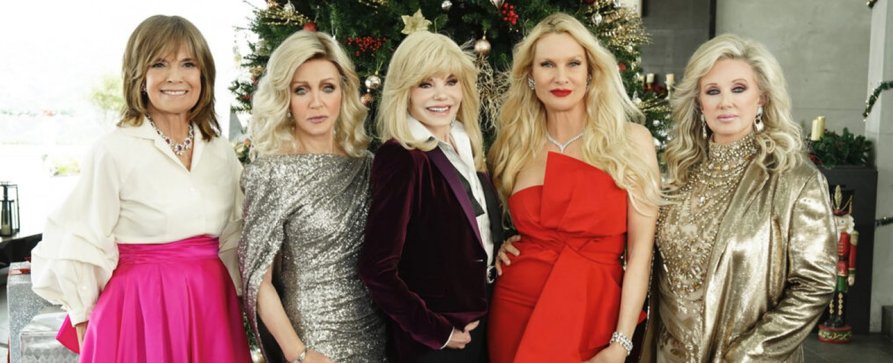 [UPDATE] Trailer für Weihnachtsfilm mit den Soap-Ikonen Linda Gray („Dallas“) und Donna Mills („Unter der Sonne Kaliforniens“) – Auch Nicollette Sheridan („Desperate Housewives“) feiert „A Divas Christmas“ – Bild: Lifetime
