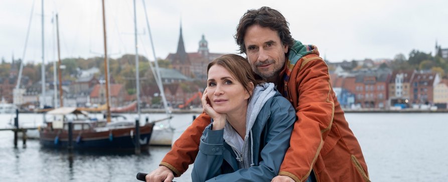 „Schule am Meer“ mit Anja Kling und Oliver Mommsen: Neue Folgen der ARD-Reihe in Sicht – Gegensätzliches Duo kehrt nach zwei Jahren zurück – Bild: ARD Degeto Film/Thorsten Jander „Schule am Meer“ mit Anja Kling und Oliver Mommsen: Neue Folgen der ARD-Reihe in Sicht – Gegensätzliches Duo kehrt nach zwei Jahren zurück – Bild: ARD Degeto Film/Thorsten Jander