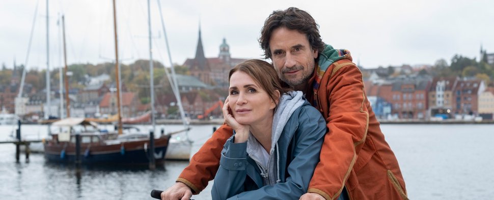 Schulleiterin Katharina Hendriks (Anja Kling) und „Kochlehrer“ Erik Olsen (Oliver Mommsen) – Bild: ARD Degeto Film/Thorsten Jander