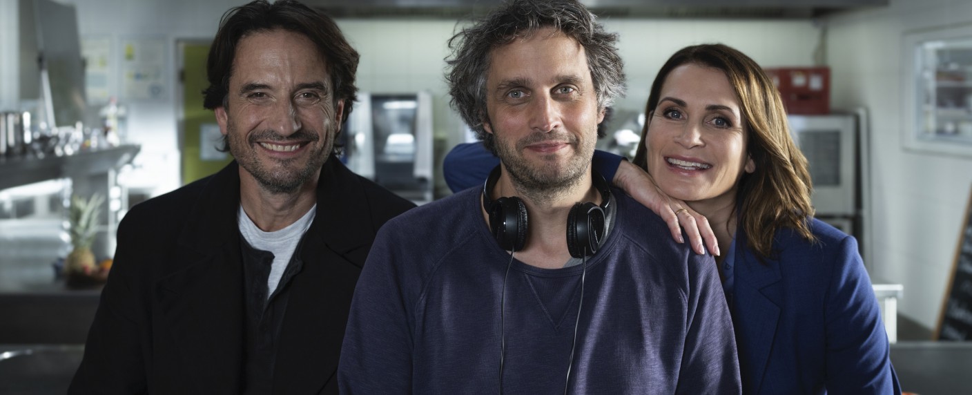 „Schule am Meer“ mit Anja Kling und Oliver Mommsen wird fortgesetzt – Kling-Schwestern in neuer Folge gemeinsam vor der Kamera – Bild: ARD Degeto/​Christine Schroeder