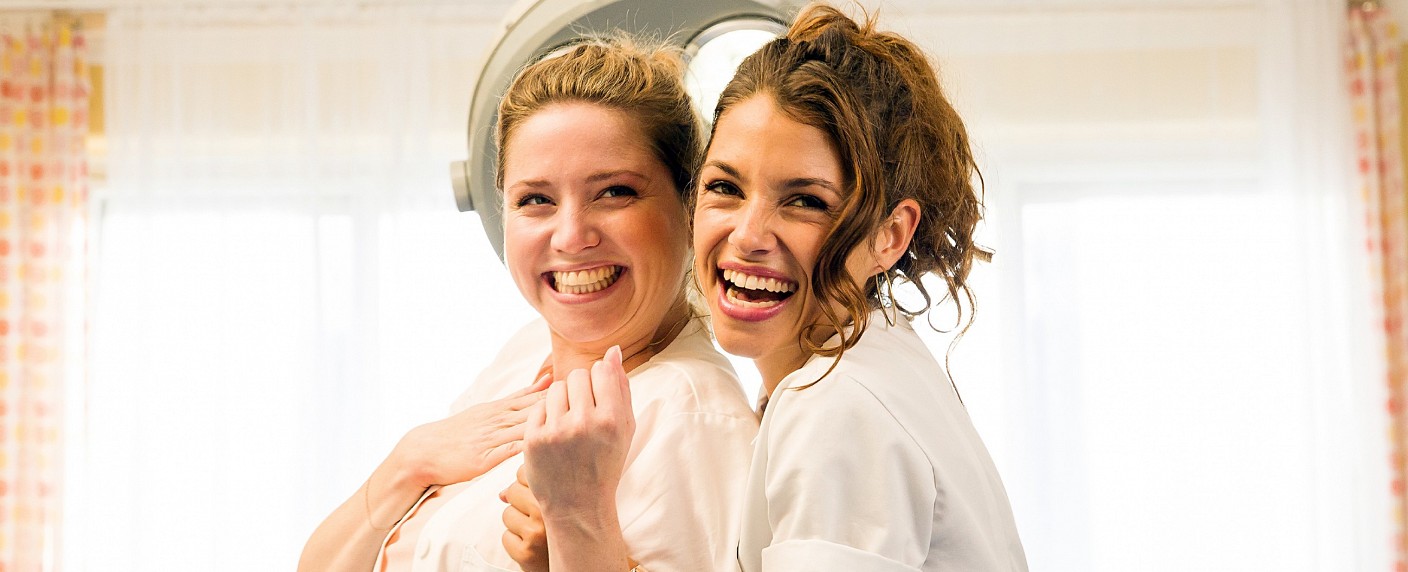 „Schwester, Schwester“: Neue Sitcom mit Frier und Antonucci wird gedreht – Comedy-Nachschub für RTL – Bild: TVNOW /​ Daniela Incoronato