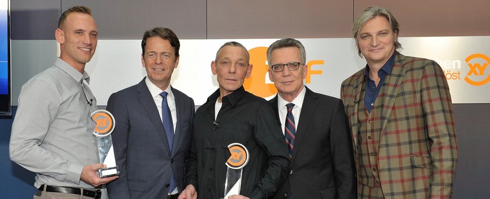 „XY“-Moderator Rudi Cerne (2.v.l.) mit den Preisträgern Raphael Soler-Lopez (l.), Frank Wolfgang Schmidt (m.), Bundesinnenminister de Maizière (2.v.r.) und Pate Stefan Jürgens (r.) – Bild: ZDF/Jürgen Detmers