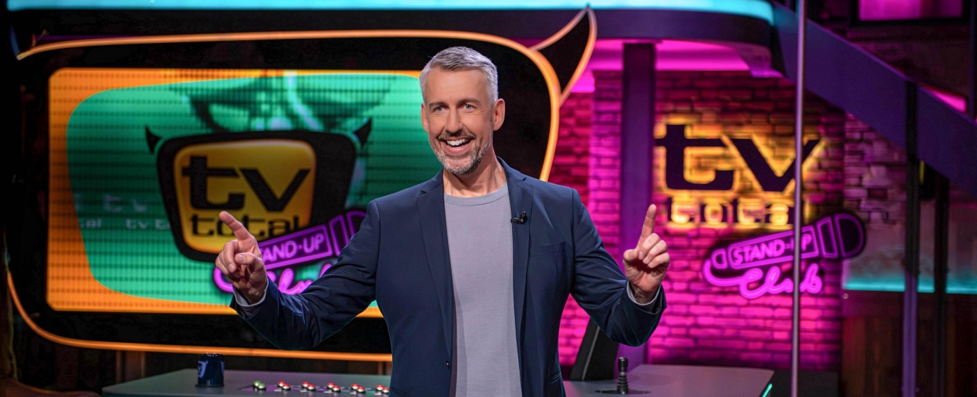 Quoten: Starke „TV total“-Rückkehr schiebt „Stand-up Club“ an – Auch RTL-Zwei-Sozialdokus feiern gelungenes Comeback, ARD-Serien insgesamt vorn – Bild: Joyn/​Steffen Z. Wolff