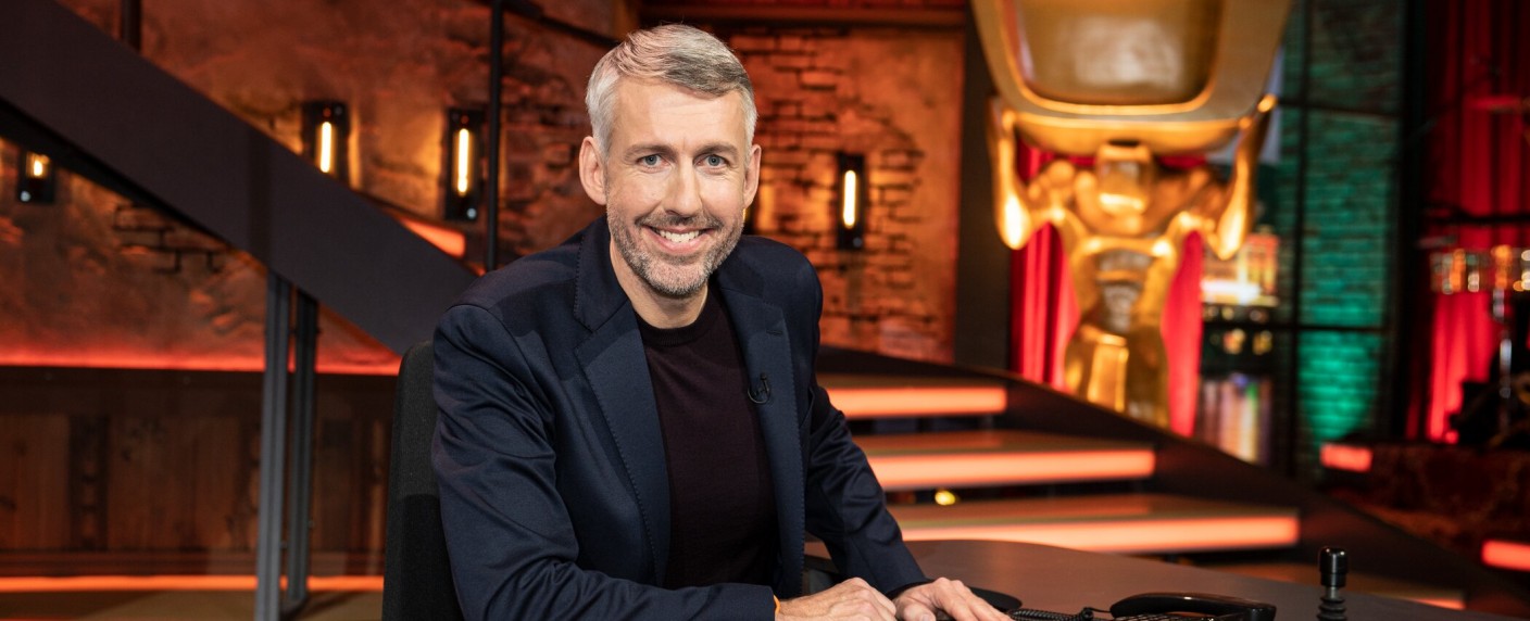 „TV total“-Neuauflage: Extra-Pfui-Gold oder Respekt, mein lieber Herr Gesangsverein? – Review – Hat Sebastian Pufpaff das Zeug zum Raab-Nachfolger? – Bild: ProSieben/​Willi Weber