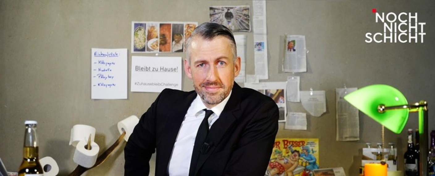 „Noch nicht Schicht!“: Sebastian Pufpaff macht täglich Satire bei 3sat – „Optimistische Einordnung des Tagesgeschehens“ vor der „Tagesschau“ – Bild: obs/​3sat/​Marcel Behnke