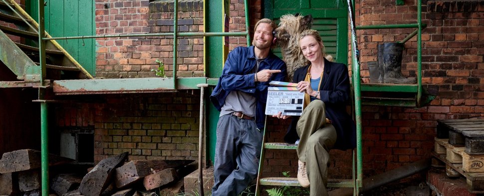 Sebastian Ströbel und Friederike Linke beim Drehstart zum „Lübeck-Krimi“ – Bild: RTL / Sandra Hoever