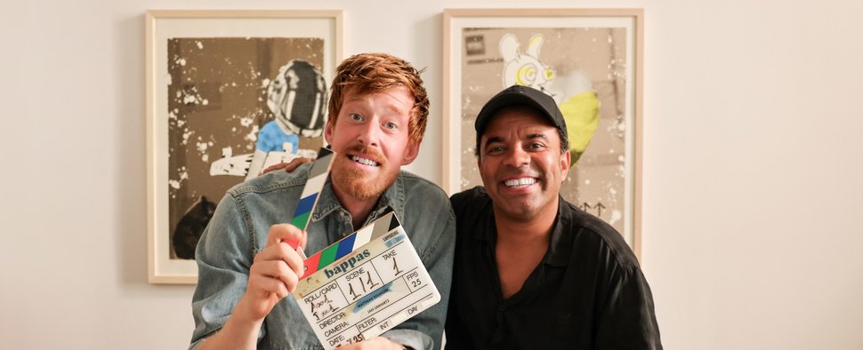 Sebastian Winkler (l.) und Simon Pearce (r.) sind die „Bappas“ – Bild: BR/La Piscine/Jan Linnartz