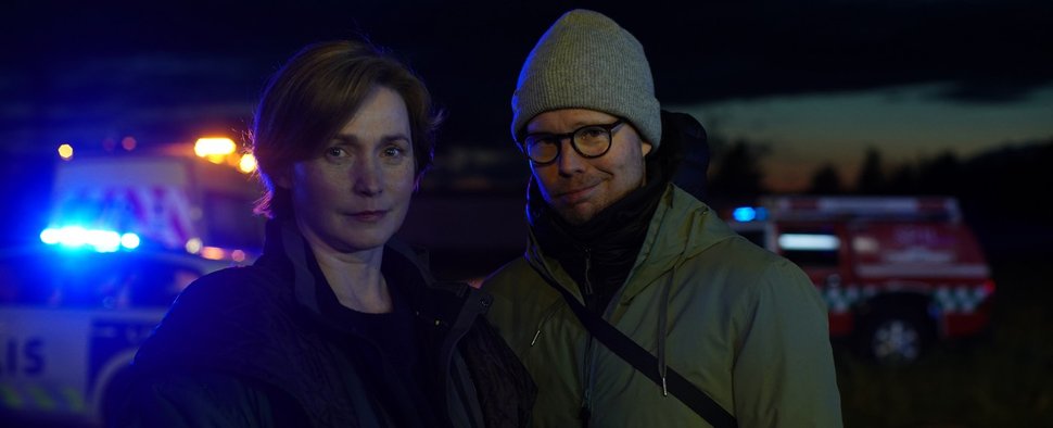 „Seconds“: Hauptdarstellerin Lena Pöysti (l.) mit Regisseur Mikko Kuparinen (r.) – Bild: NDR/Daniel Angarita