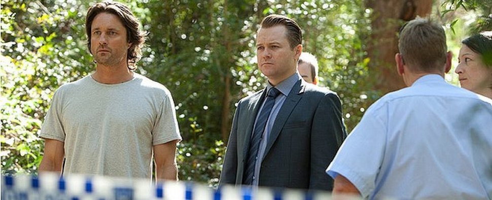 Detective Cornielle (Anthony Hayes) verdächtigt Ben Gundelach (Martin Henderson, l.) als Kindermörder in „Secrets & Lies“ – Bild: Network TEN