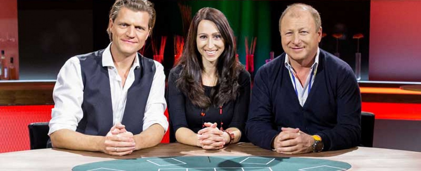 „Sehr witzig!?“: Puls 4 veranstaltet Witze-Stammtisch – Karten spielen und Witze erzählen in Bar-Atmosphäre – Bild: Puls 4