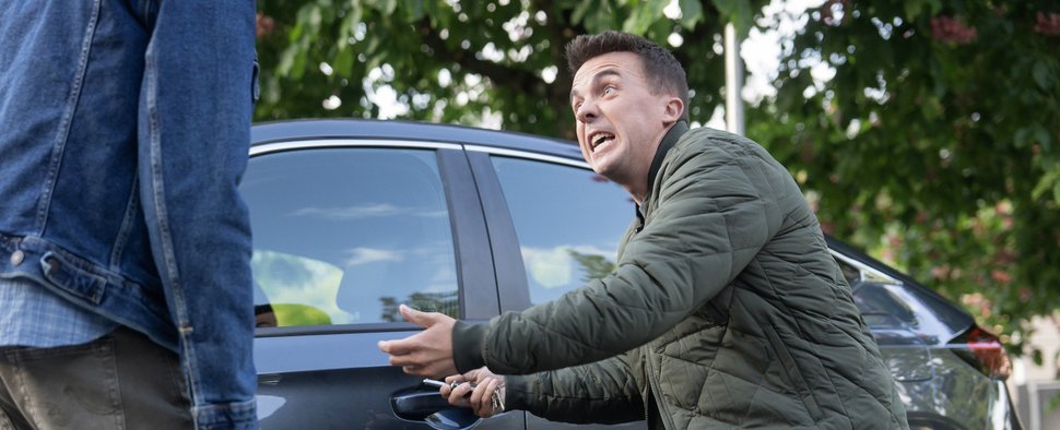 Sein Leben bleibt chaotisch: Malcolm (Frankie Muniz) ist auch mit 40 immer noch mittendrin … im Schlamassel. – Bild: Hulu/Disney+