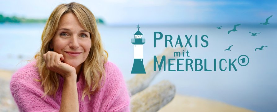 „Praxis mit Meerblick“: Neuigkeiten über Verlängerung mit Wermutstropfen – Beliebte ARD-Reihe mit Tanja Wedhorn als Ärztin auf Rügen kehrt 2027 zurück – Bild: ARD Degeto Film/​Arnim Thomaß