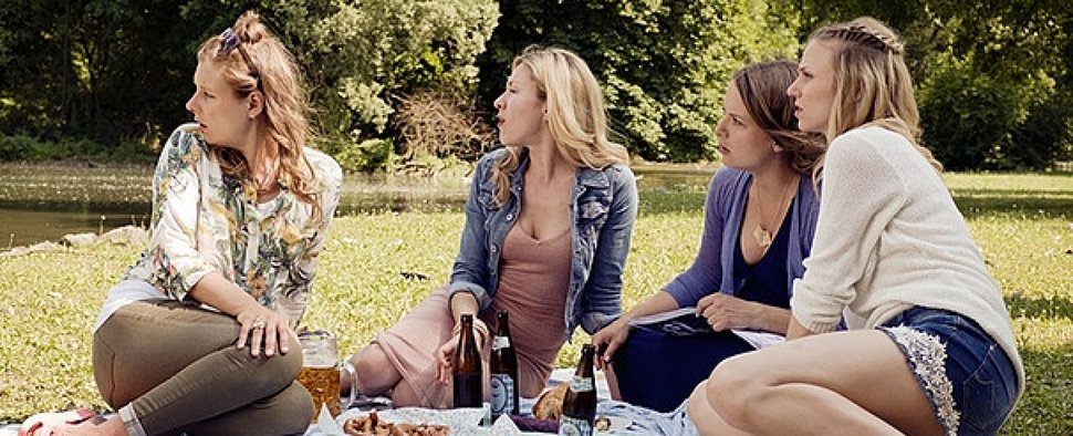 „Servus Baby“: Tati (Xenia Tiling), Mel (Genija Rykova), Lou (Josephine Ehlert) und Eve (Teresa Rizos) beim Picknick im Englischen Garten – Bild: BR/lüthje schneider hörl