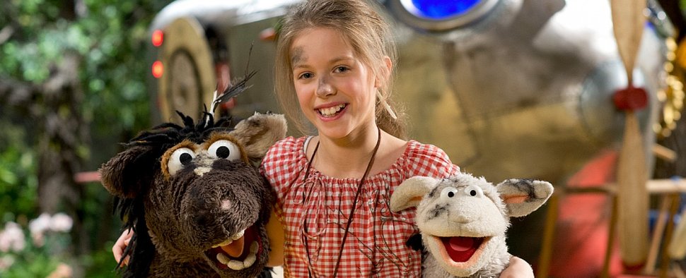 Pferd und Wolle gehen mit Emma (Matilda Hemminger) auf eine abenteuerliche Zeitreise. – Bild: NDR/Thorsten Jander