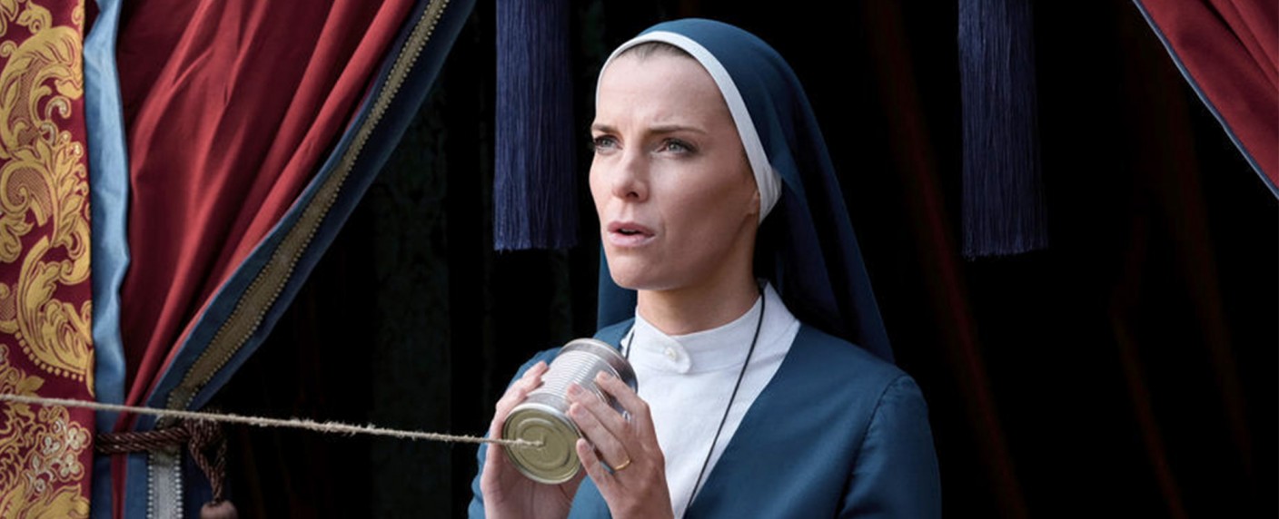 „Mrs. Davis“: Kampf dem Algorithmus! – Review – Die wilde neue Serie von „Lost“-Autor Damon Lindelof liefert Überraschungen im Minutentakt – Bild: Peacock