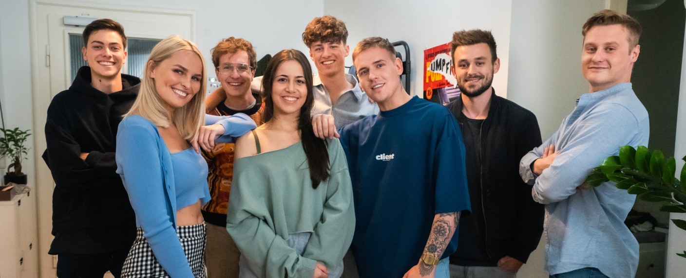 „Sex Zimmer, Küche, Bad“: Neue deutsche Amazon-Serie kommt einen Tag vor Weihnachten – Trailer und Starttermin für Young-Adult-Serie – Bild: Amazon.de/​Pantaflix Studios