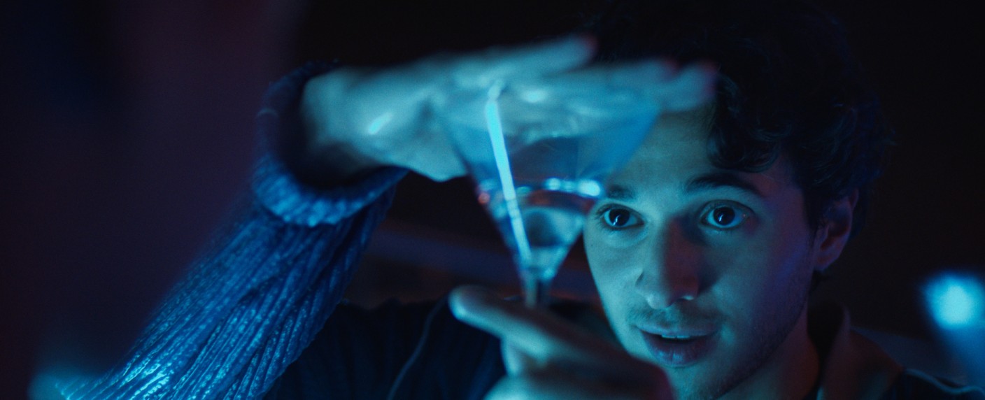 ZDFneo-Dramedy über „Bestseller Boy“ hat selbst wenig Hitpotential – Review – Debütautor mit Migrationsgeschichte sucht Glück und Erfolg in Amsterdam – Bild: ZDF/​TM & © Paramount