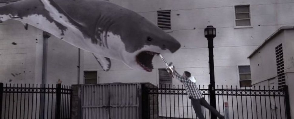 „Sharknado“: Ein fliegender Hai verspeist den Hauptdarsteller – Bild: Syfy/The Asylum „Sharknado“: Ein fliegender Hai verspeist den Hauptdarsteller – Bild: Syfy/The Asylum